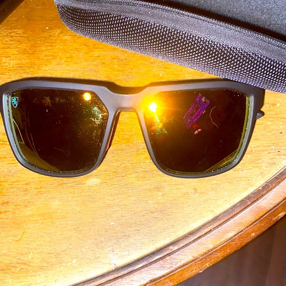 I’m selling men’s sunglasses there new I don’t wea - Picture 1 of 7